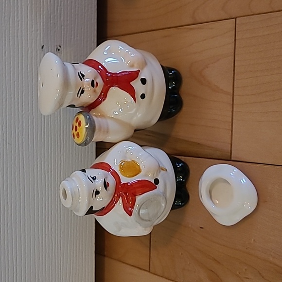 Vintage Readers Digest pizza chef salt and pepper shakers and 2 small bottles - Picture 2 of 7